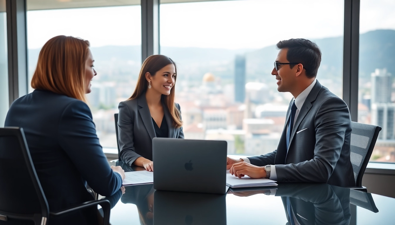 Headhunter Schweiz berät eine Kandidatin in modernem Büro mit Blick auf die Stadt.